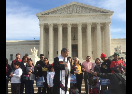 Inmigrantes rezan ante el Supremo de EEUU para Dios haga justicia