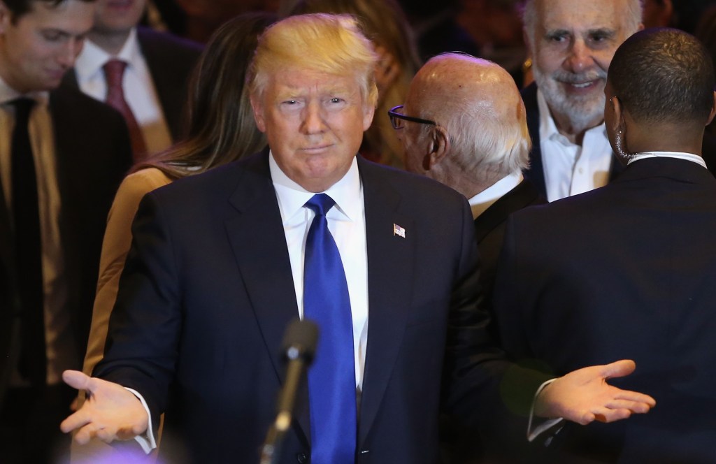 Trump empieza a coquetear con los latinos