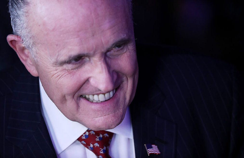 Demócratas citan a Giuliani por documentos sobre Trump y Ucrania