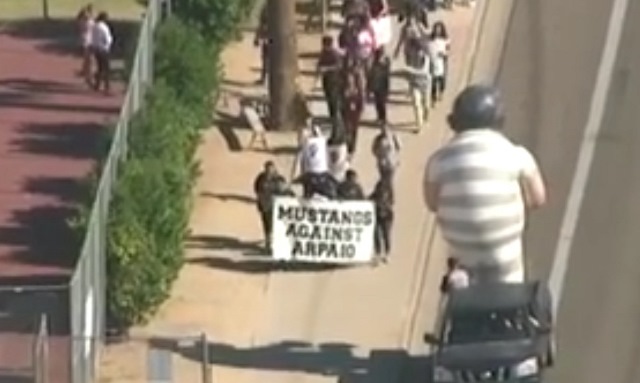 Estudiantes de Arizona salen a protestar contra Arpaio y Trump