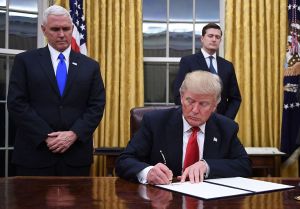 Trump firma sus primeros decretos como presidente