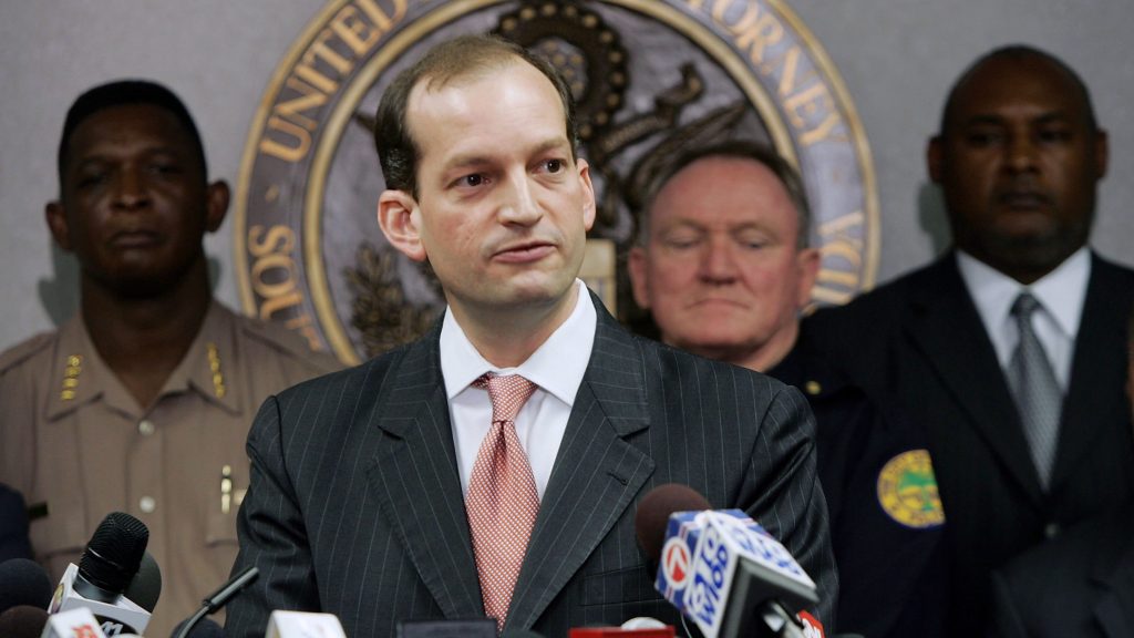 Renuncia el secretario de Trabajo Alexander Acosta