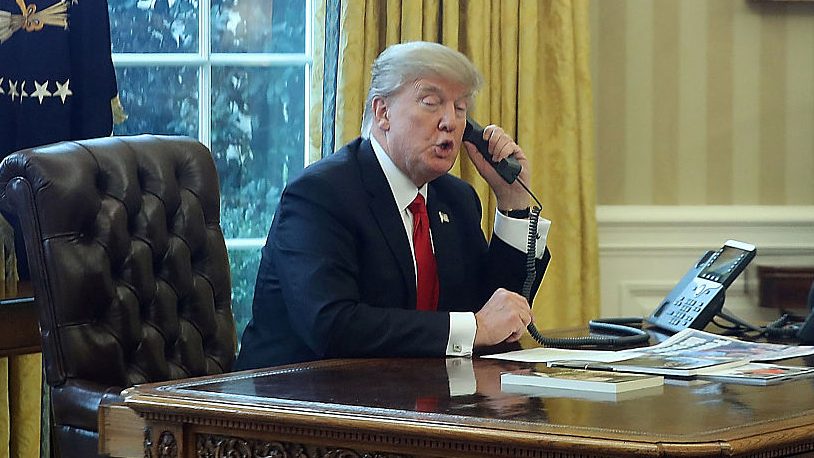 Transcripción muestra que Trump presionó al presidente de Ucrania