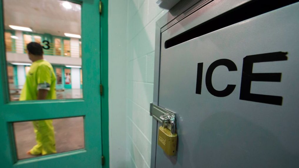 Inmigrante en centro de detención de ICE da positivo por coronavirus