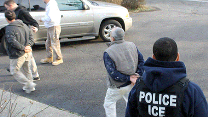 ICE vigila casas y trabajos de inmigrantes en ciudades santuario