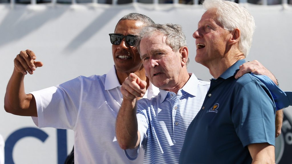 Video: Bush, Obama y Clinton gozan del golf sin Trump