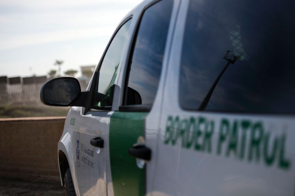 Agentes de la Patrulla Fronteriza habrían tratado de humillar a migrante