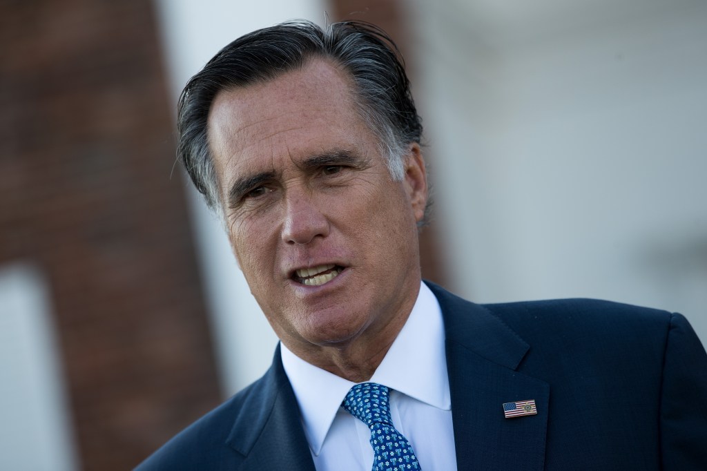 Mitt Romney propone $1,000 a cada adulto en EE.UU. para coronavirus