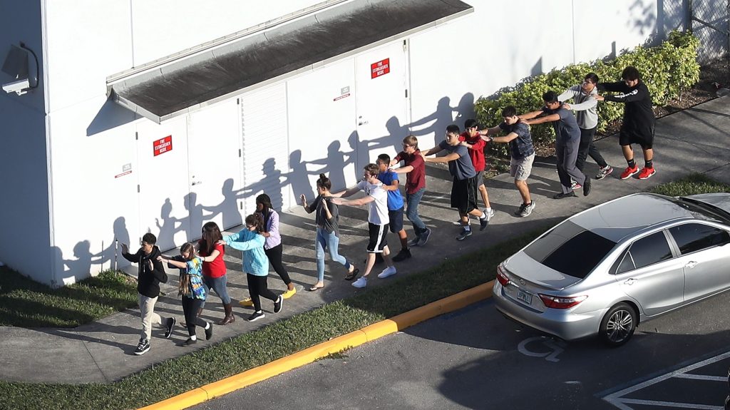 Alumnos de escuela de la matanza en Florida rechazan mensaje de Trump
