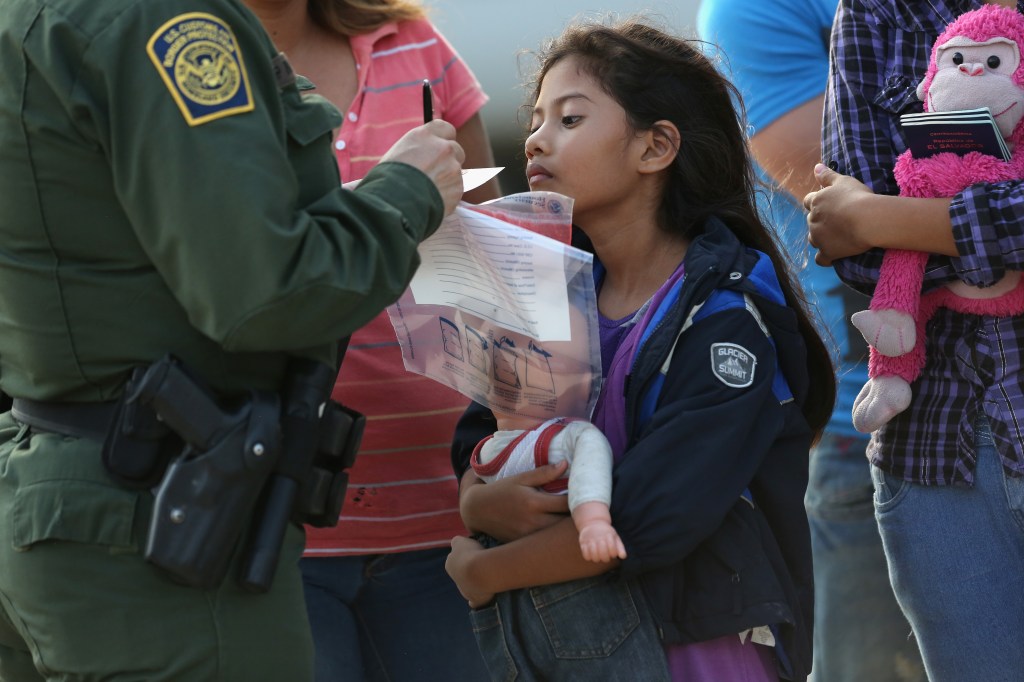 Gobierno de Trump obtendrá el ADN de casi un millón de inmigrantes