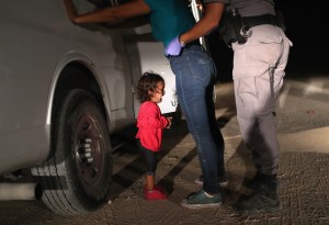 niña llora en frontera