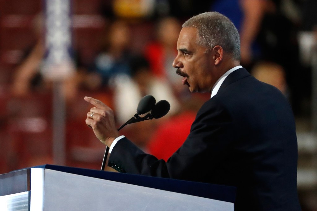 Eric Holder habla durante la convención nacional demócrata 2016 en Filadelfia