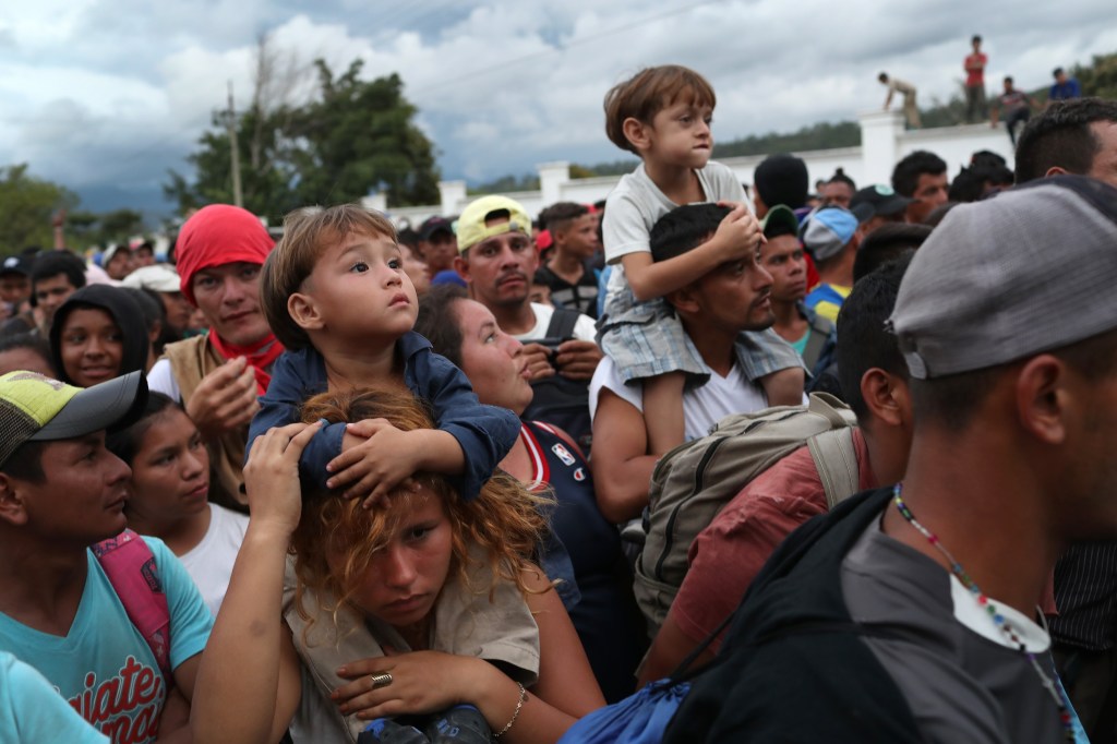 Caravana migrantes centroamericanos avanza por guatemala