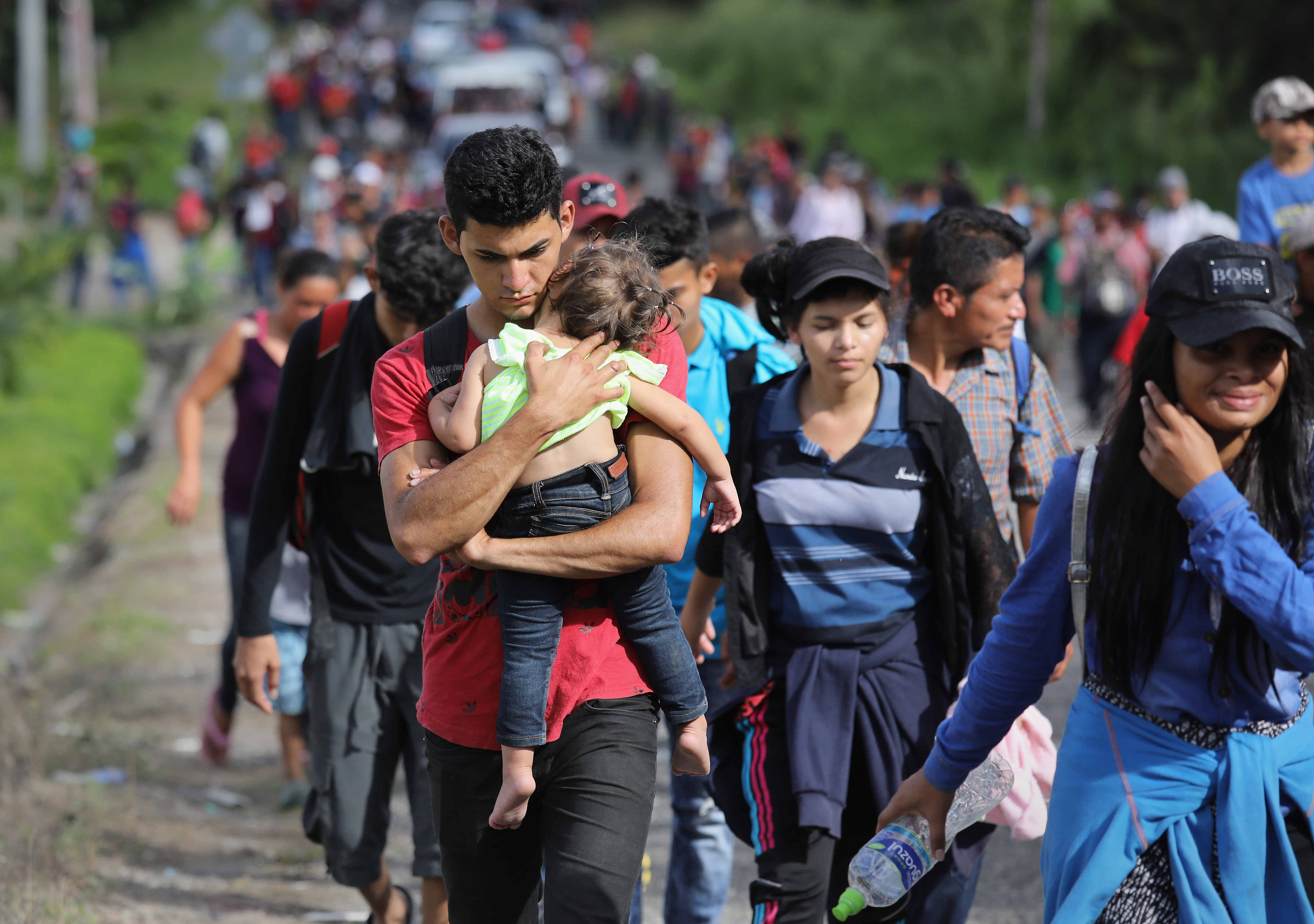 Migrantes centroamericanos avanzan en caravana por Guatemala