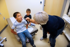 Número de niños sin seguro médico aumenta durante gestión de Trump