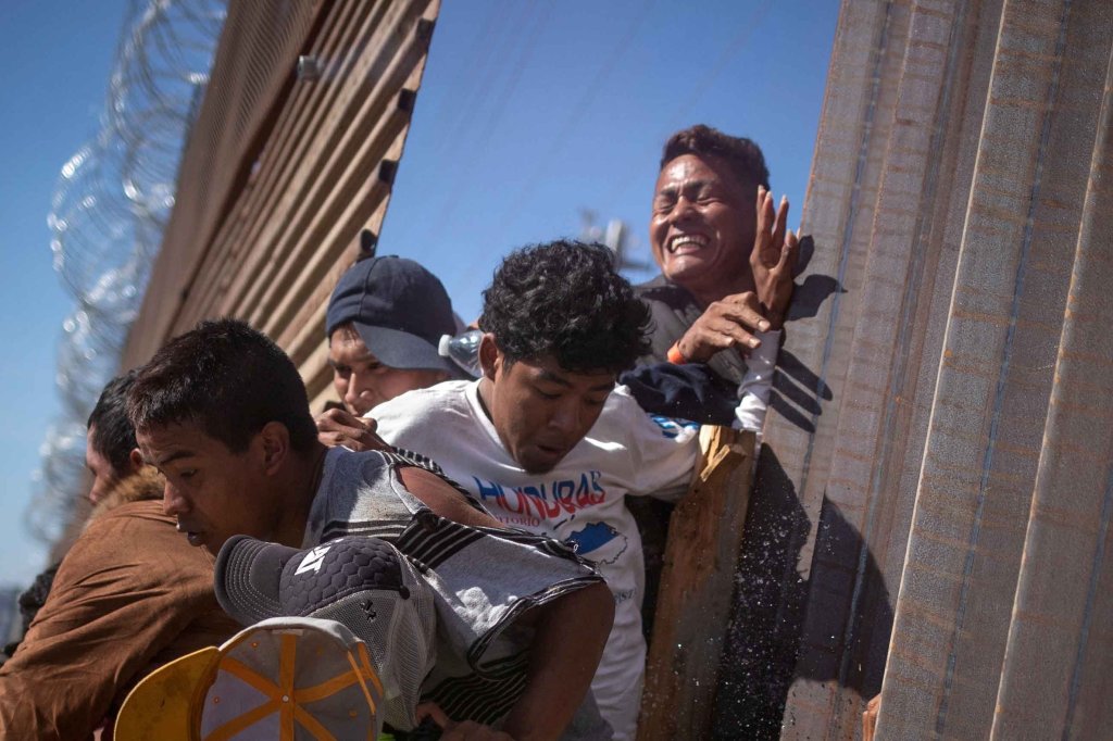 “Dispárales a las piernas” a migrantes en la frontera, sugirió Trump
