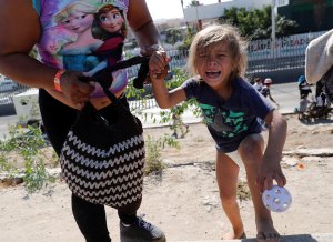 Madre migrante que aparece en foto viral con sus hijas entró a EE.UU.