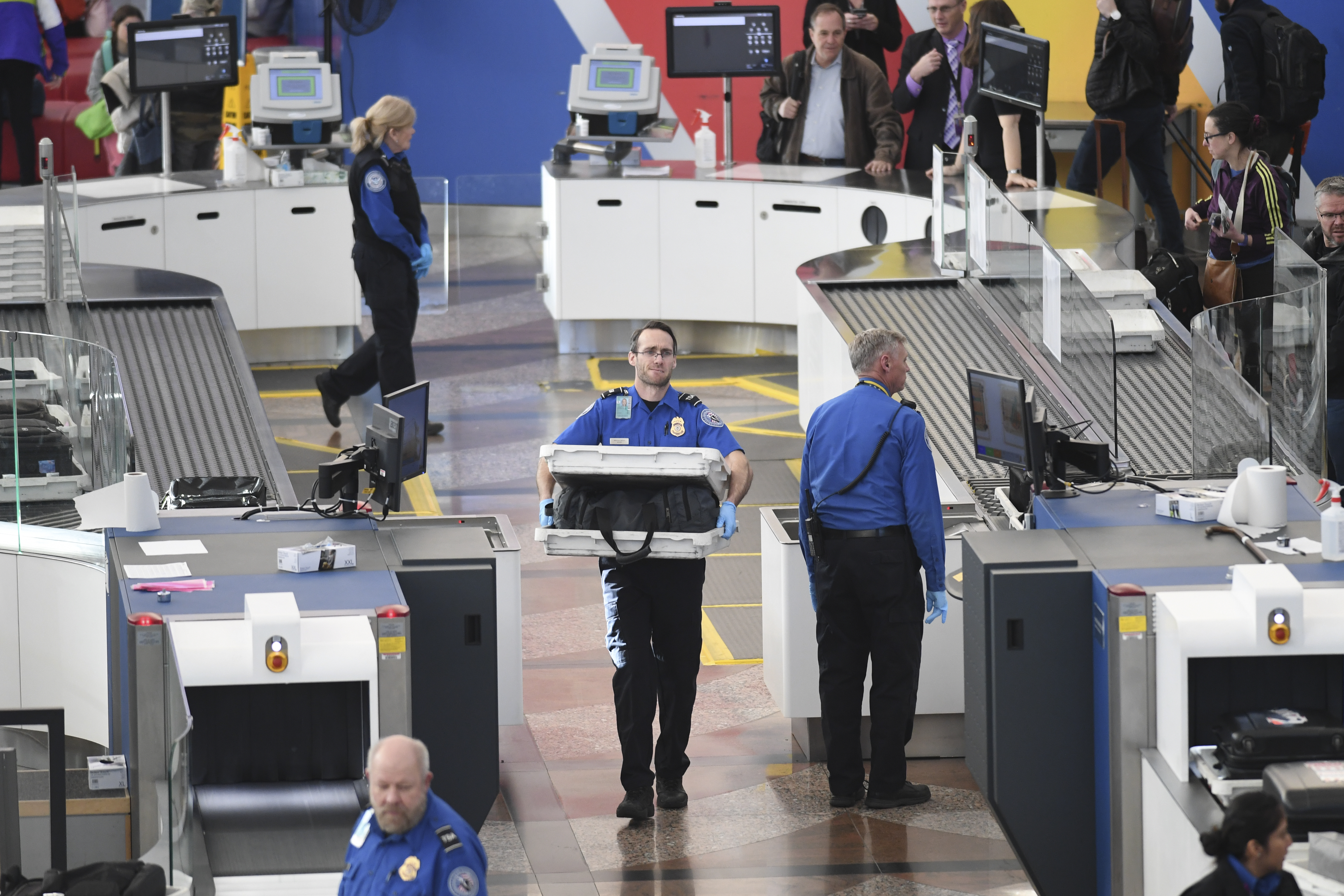 Ayudan a empleados del aeropuerto en Orlando tras cierre del gobierno