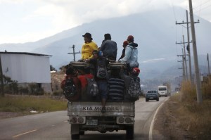 Sale de Honduras otra caravana mientras se esfuma la anterior en México