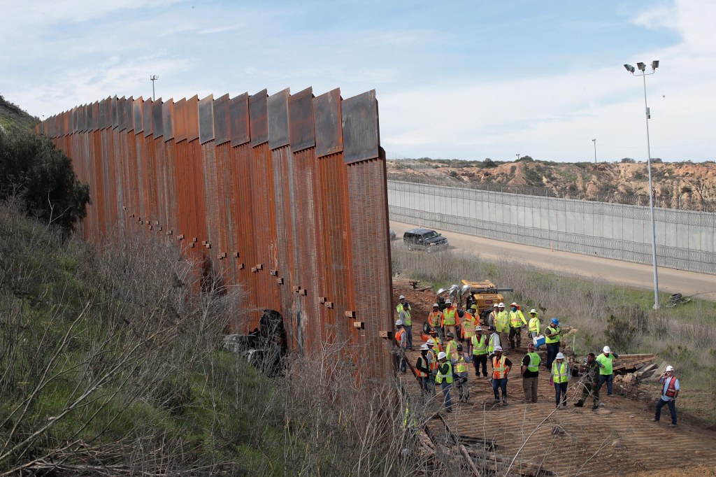 Desvío de fondos de emergencia para construir muro es ilegal, dice juez