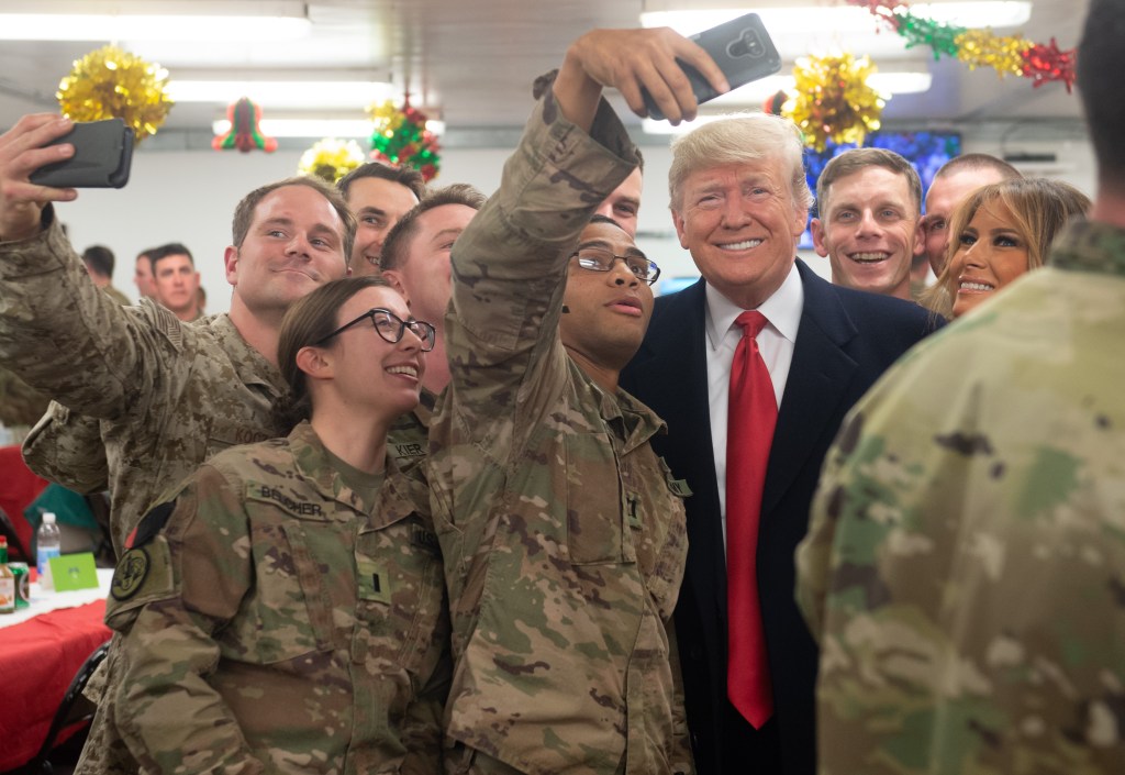 donald trump con soldados
