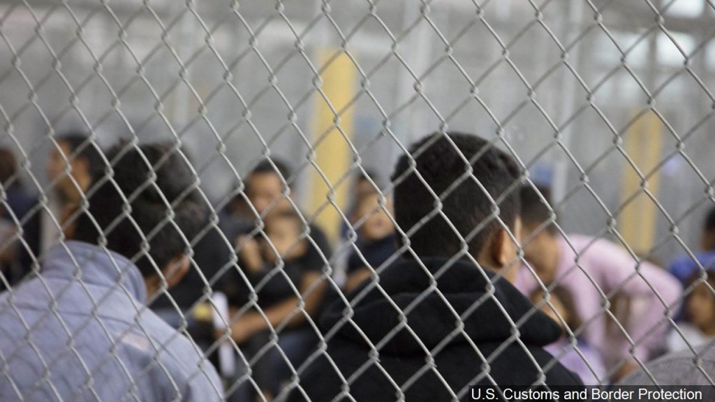Agentes temían disturbios de migrantes en centro de detención de Texas