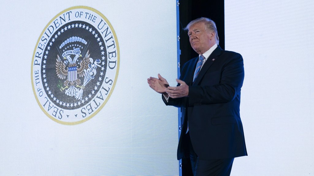 El extraño escudo presidencial detrás de Trump con un símbolo ruso