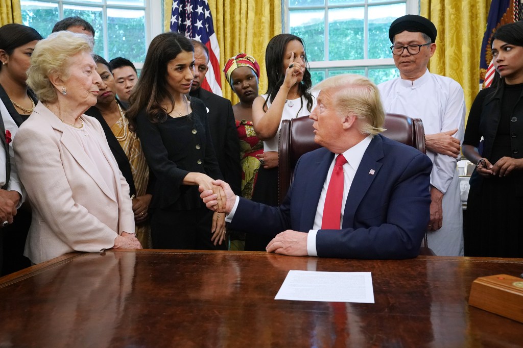 ¿Envidia o puro interés? Extraña conversación entre Trump y una Premio Nobel