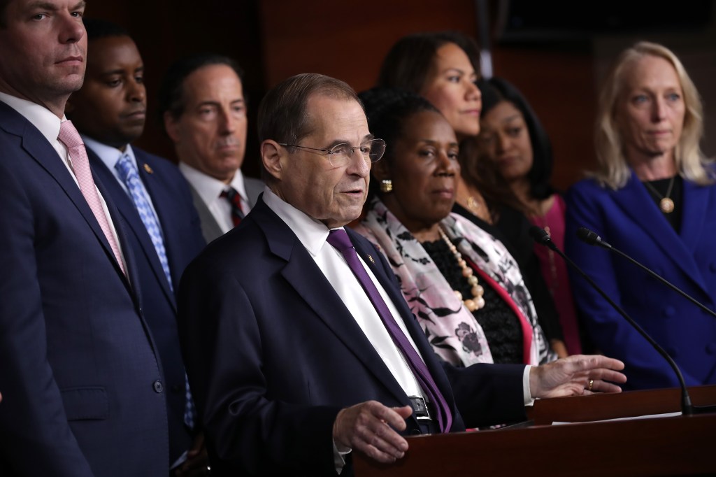 Demócratas dan un gran paso hacia la posible impugnación de Trump