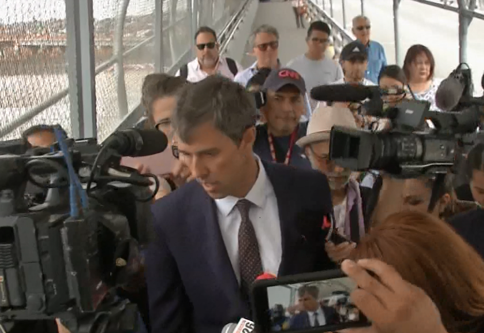 O’Rourke cruza a México para funeral de víctima de la masacre de El Paso