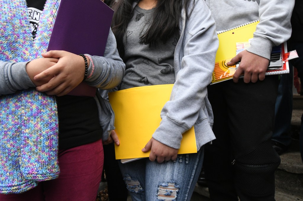 Gobierno de Trump quiso vedar la escuela publica a niños migrantes