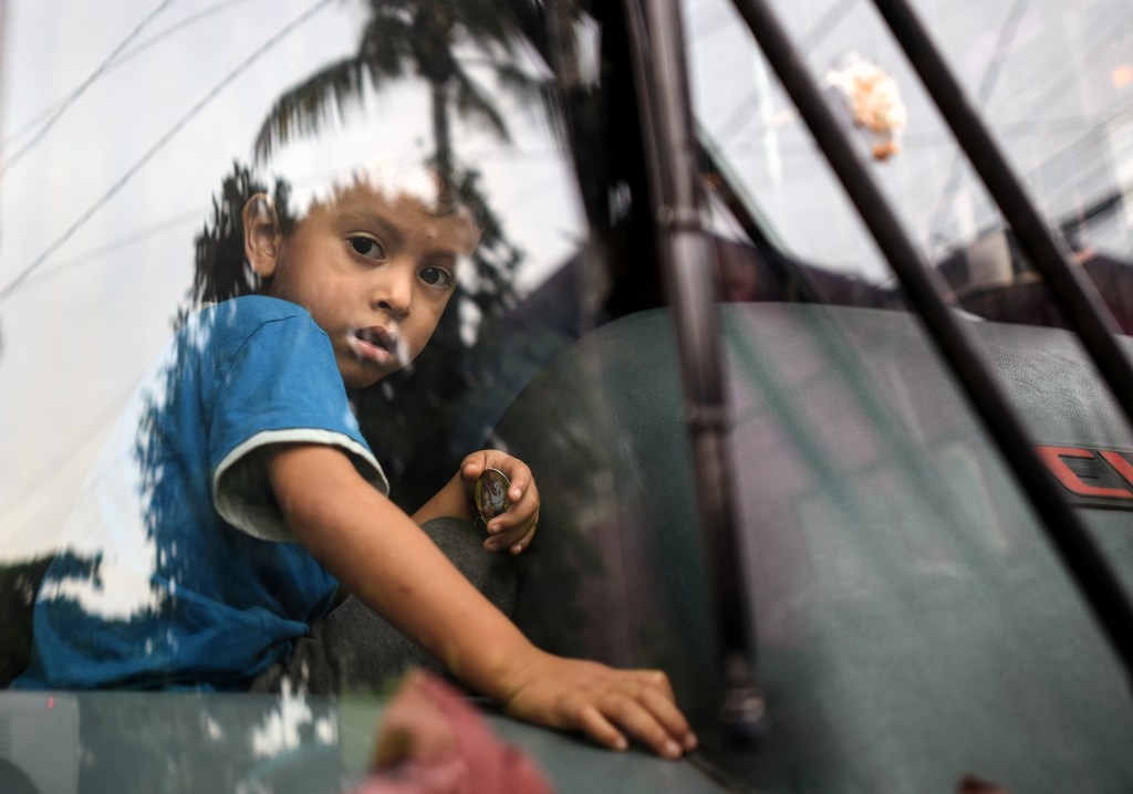Conductores en Idaho acosan a niños migrantes que viajan en autobuses