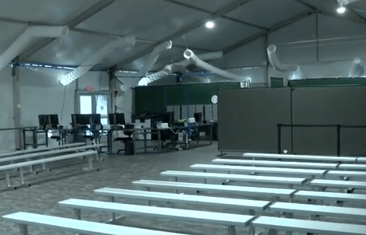 Cortes de inmigración inician audiencias en carpas del sur de Texas