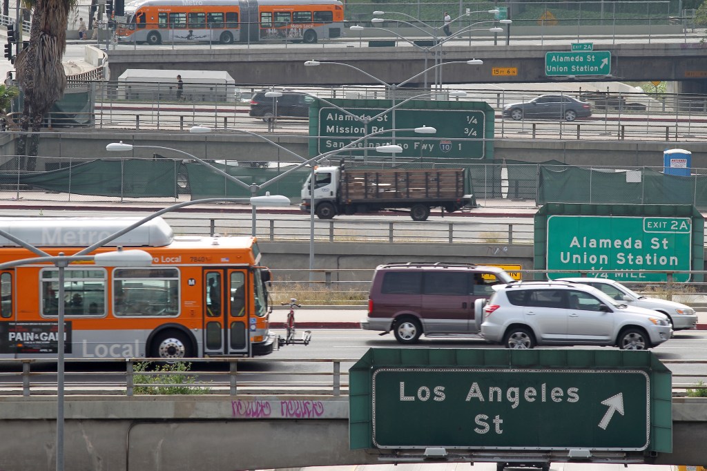 California y 23 estados demandan al gobierno por emisiones de autos