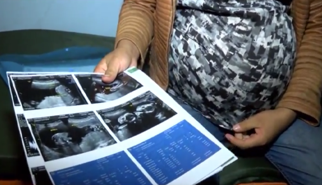 Adolescente indígena violada y embarazada espera su turno en Tijuana