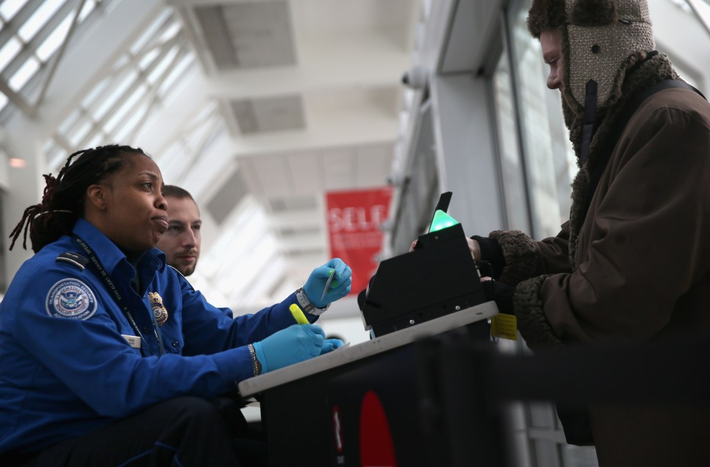 USCIS cambia documento de viaje para residentes permanentes