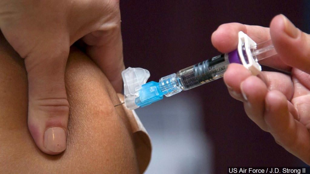 Médicos ofrecen vacunas contra la gripe gratis para migrantes