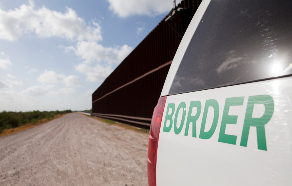 Jefa de la Patrulla Fronteriza celebra 96 millas del muro de Trump