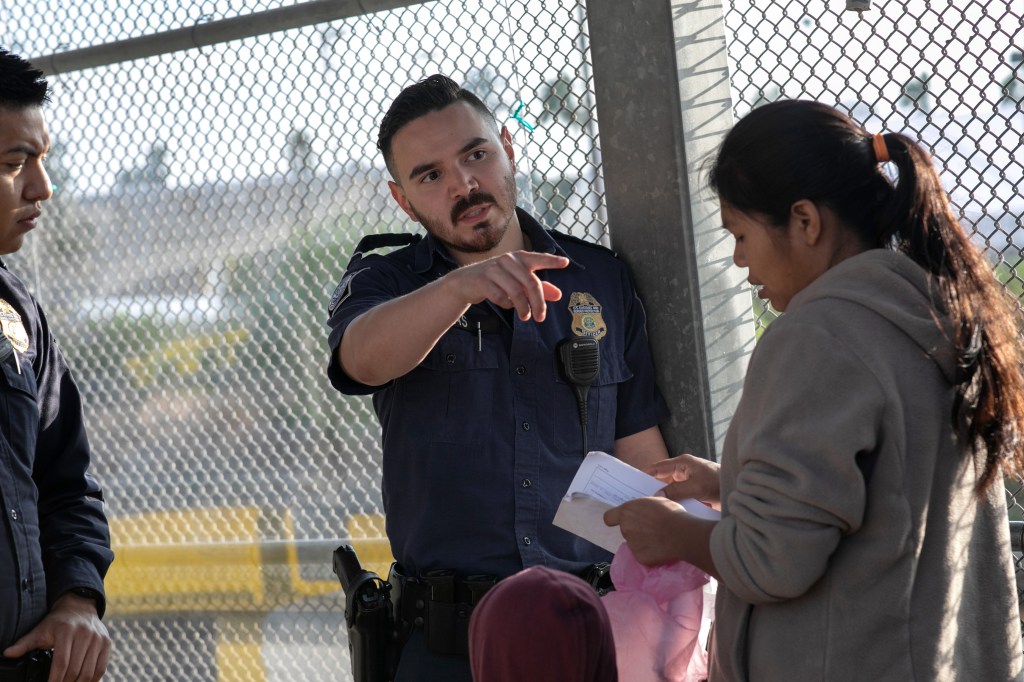 Cortes de inmigración bajo carpas en Texas abrirán al público