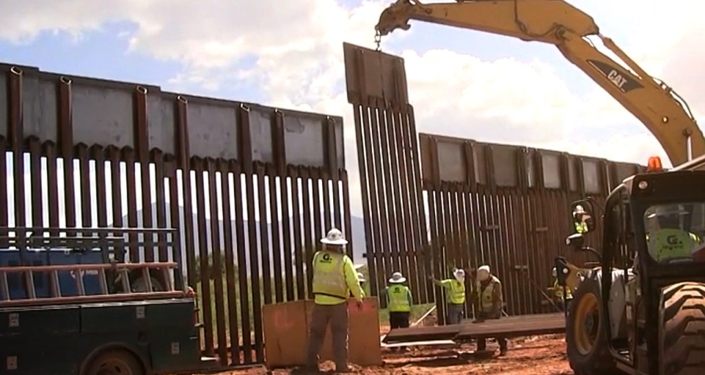 Gobierno demanda a grupo privado que construye muro en Texas