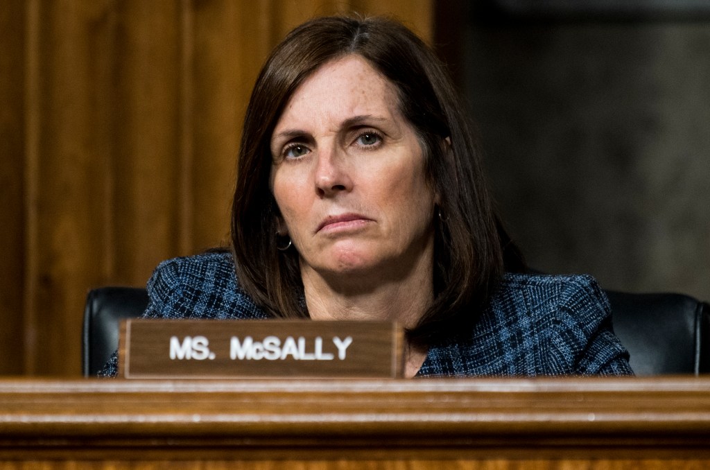 Senadora republicana insulta a reportero por pregunta de “impeachment”