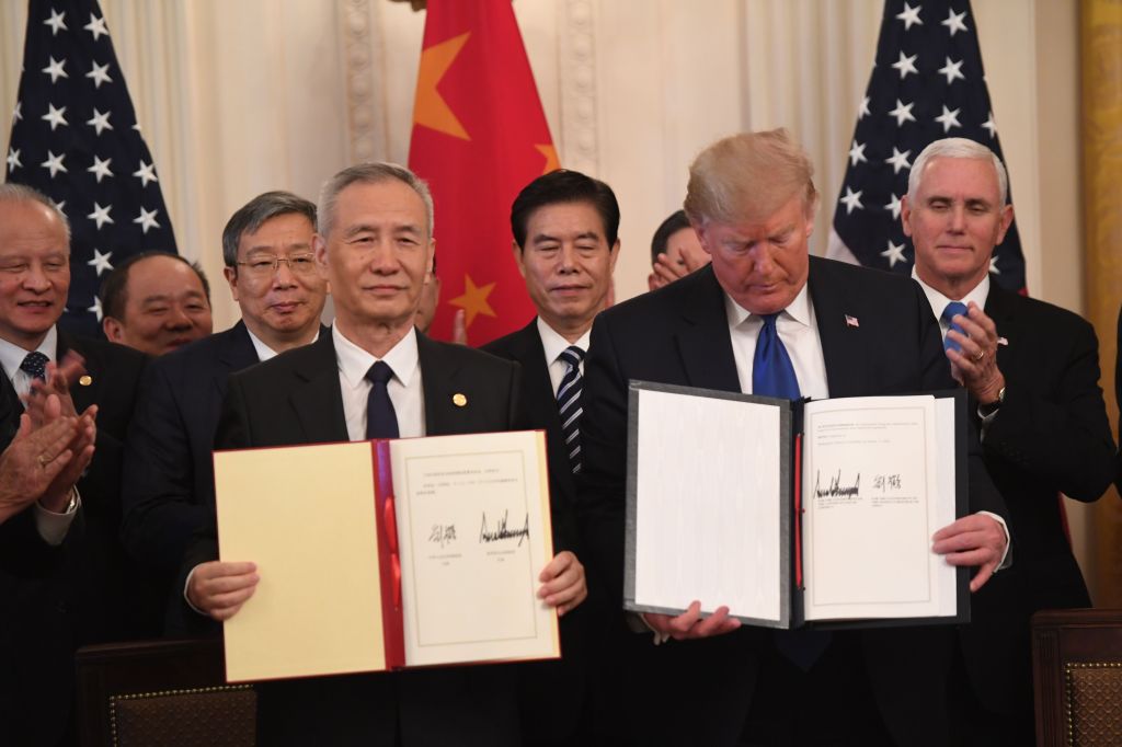 Trump firma acuerdo con China para poner fin a su guerra comercial