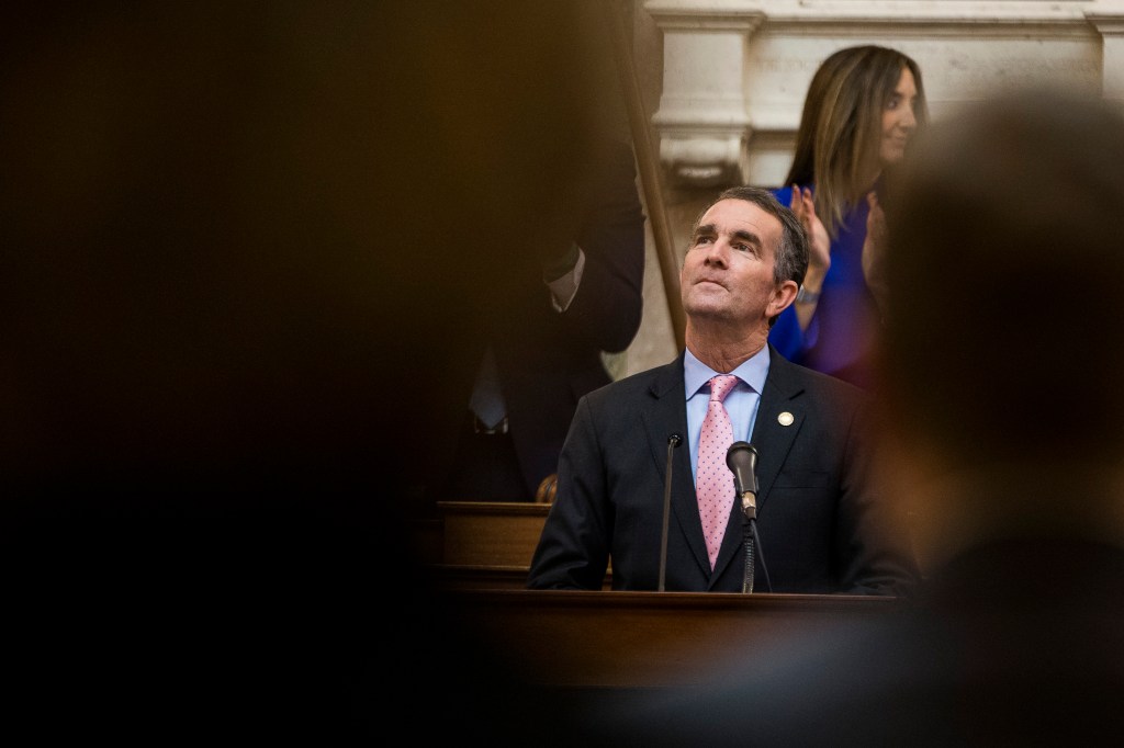 Amenaza de milicias armadas causa estado de emergencia en Virginia