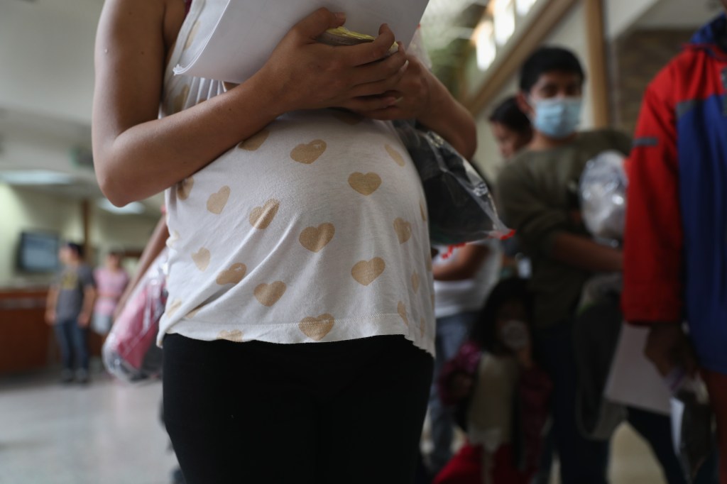 Gobierno de Trump restringe visas de turismo a embarazadas