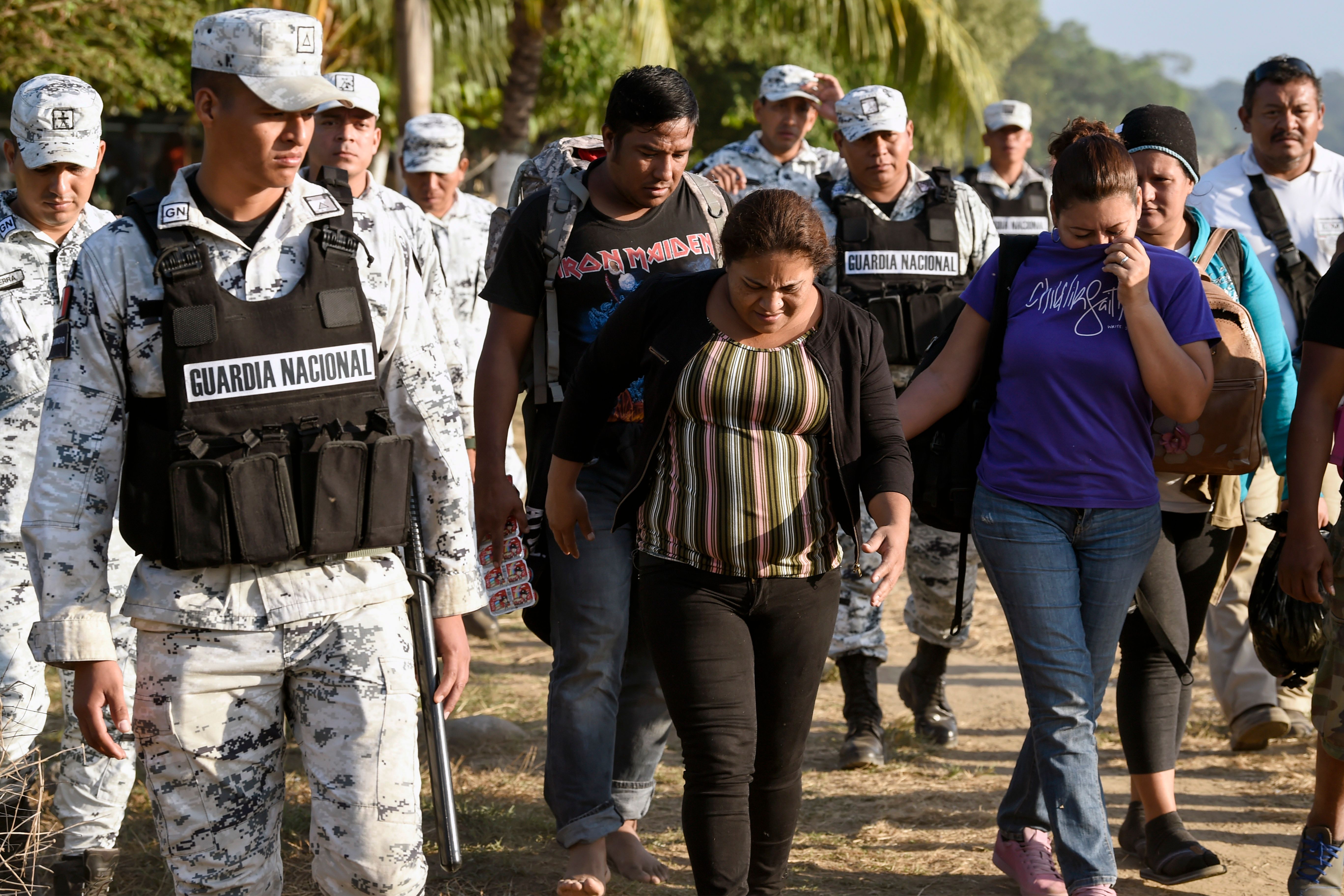 México empieza a deportar a migrantes de nueva caravana