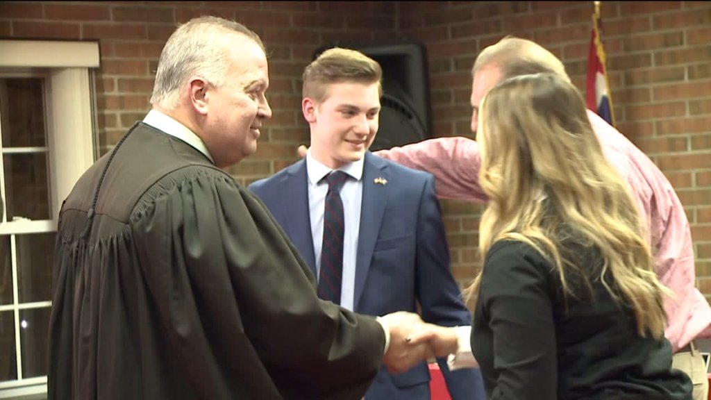 Adolescente es juramentado como concejal en ciudad de Pensilvania