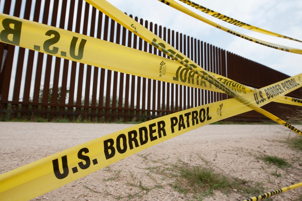 Identifican al inmigrante mexicano que se suicidó en la frontera de TX