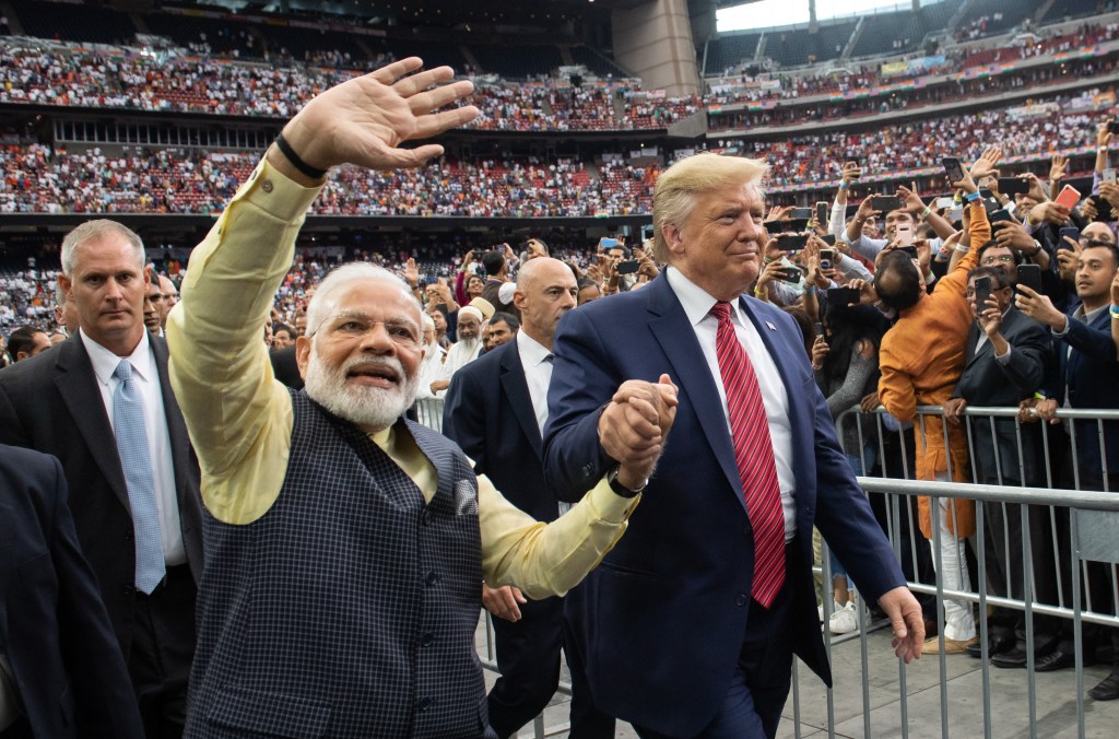 Trump viaja a India donde es recibido por decenas de miles de personas