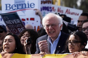 Bernie Sanders conquista latinos con su plan de “Medicare para todos”