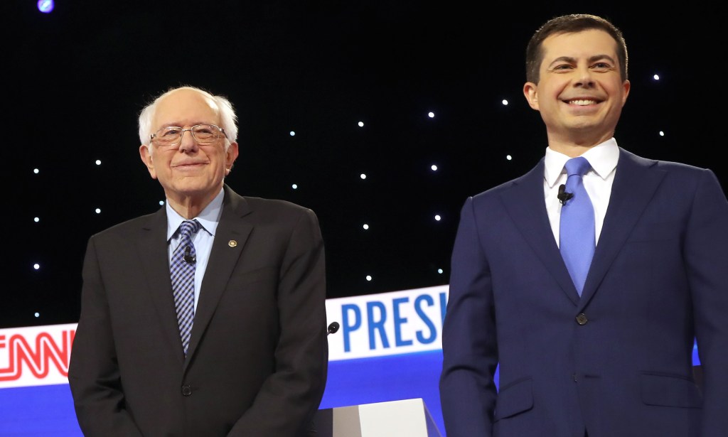 Buttigieg y Sanders lideran primeros resultados del “caucus” de Iowa